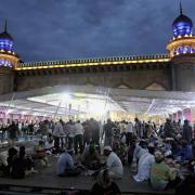 Indian Muslims break their day-long fast during Ramadan at the Mecca Mosque in Hyderabad, India, Friday. What are the healthiest foods one should eat during the holy month?