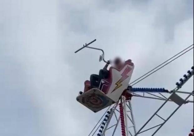 Lancashire Telegraph: Dad's horror as safety bar released during fair ride