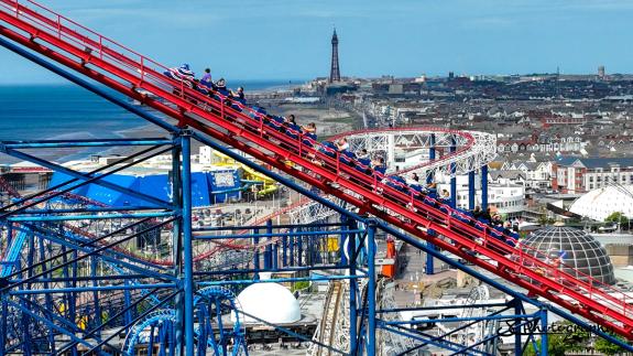 Lancashire Telegraph: Thrillseekers stranded on Pleasure Beach's 'Big One'. (Credit: JC Photography), Lancashire Telegraph: Thrillseekers stranded on Pleasure Beach's 'Big One'. (Credit: JC Photography),