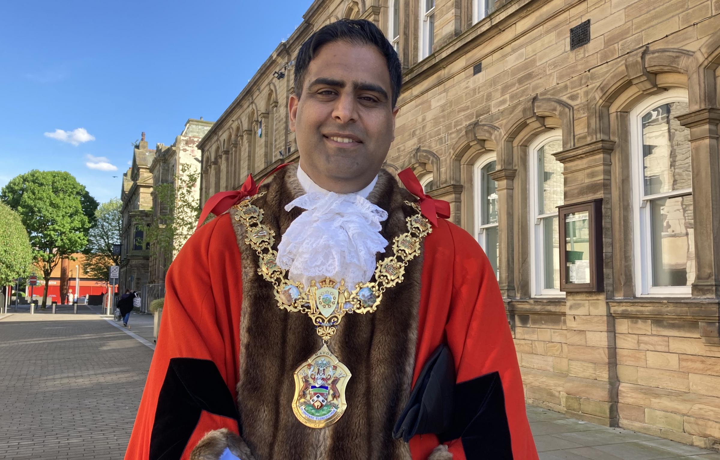 Pendle: New mayor pays tribute to borough and family as he takes up role - Vimarsana News