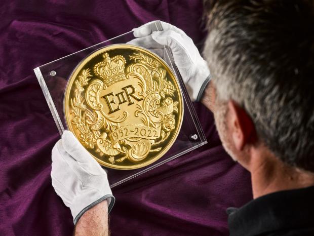 Lancashire Telegraph:  Largest-ever coin to mark Queen's Platinum Jubilee. Credit: The Royal Mint