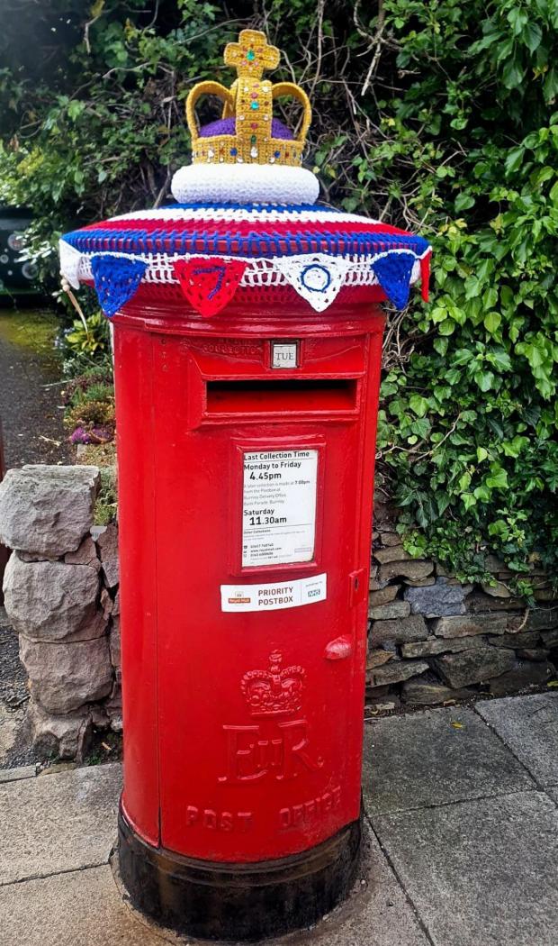 Lancashire Telegraph: A post box in Whalley has been 'yarn-bombed' for the Queen's Platinum Jubilee. (Photo: Zoie Carter-Ingham)