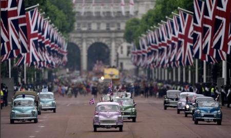 Lancashire Telegraph: The Morris Minor Million, being driven by Martin, leading the cars down the Mall for the Pageant