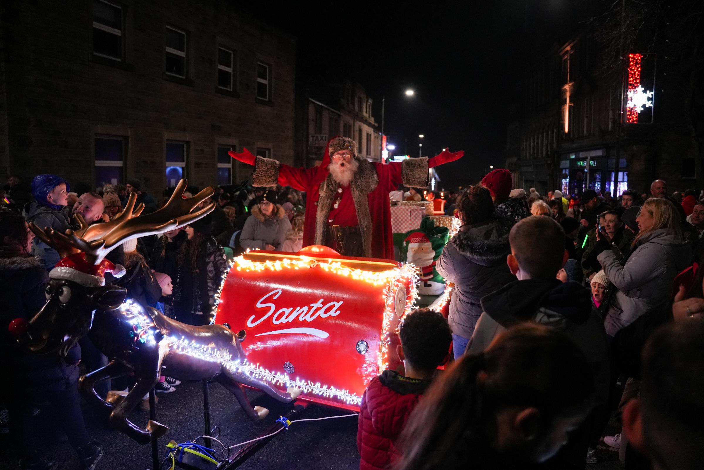 Thousands celebrate as Colne Christmas lights switched on - Vimarsana News