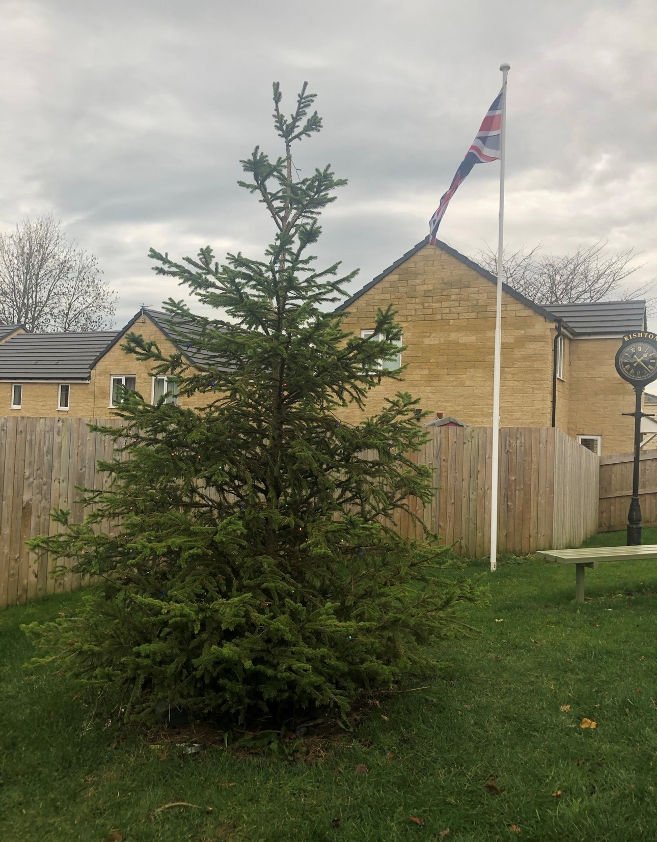Row breaks out over sad Christmas tree in Rishoton | Lancashire Telegraph - Vimarsana News