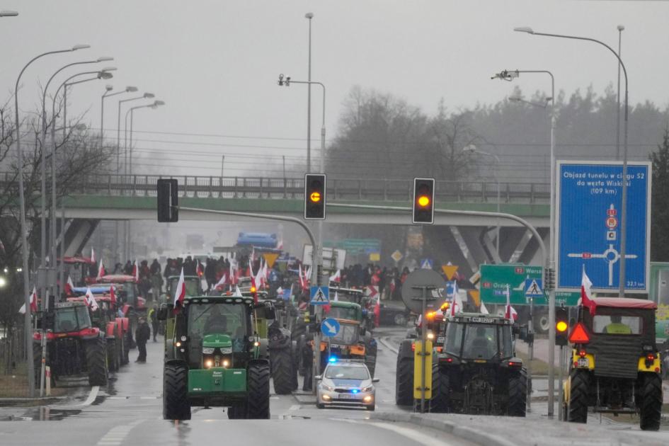 Zelensky invites Polish leaders to border as farmers’ protest hits weapons flow