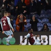 Burnley move within a point of opponents Everton with comeback win