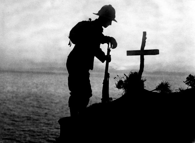 A British soldier pays his respects at the grave of a colleague near Cape Helles, where the Gallipoli landings took place. ... World War One - Dardenelles Front - Gallipoli Campaign - Cape Helles ... 01-11-1915 ... Cape Helles ... Ottoman Empire ... Photo